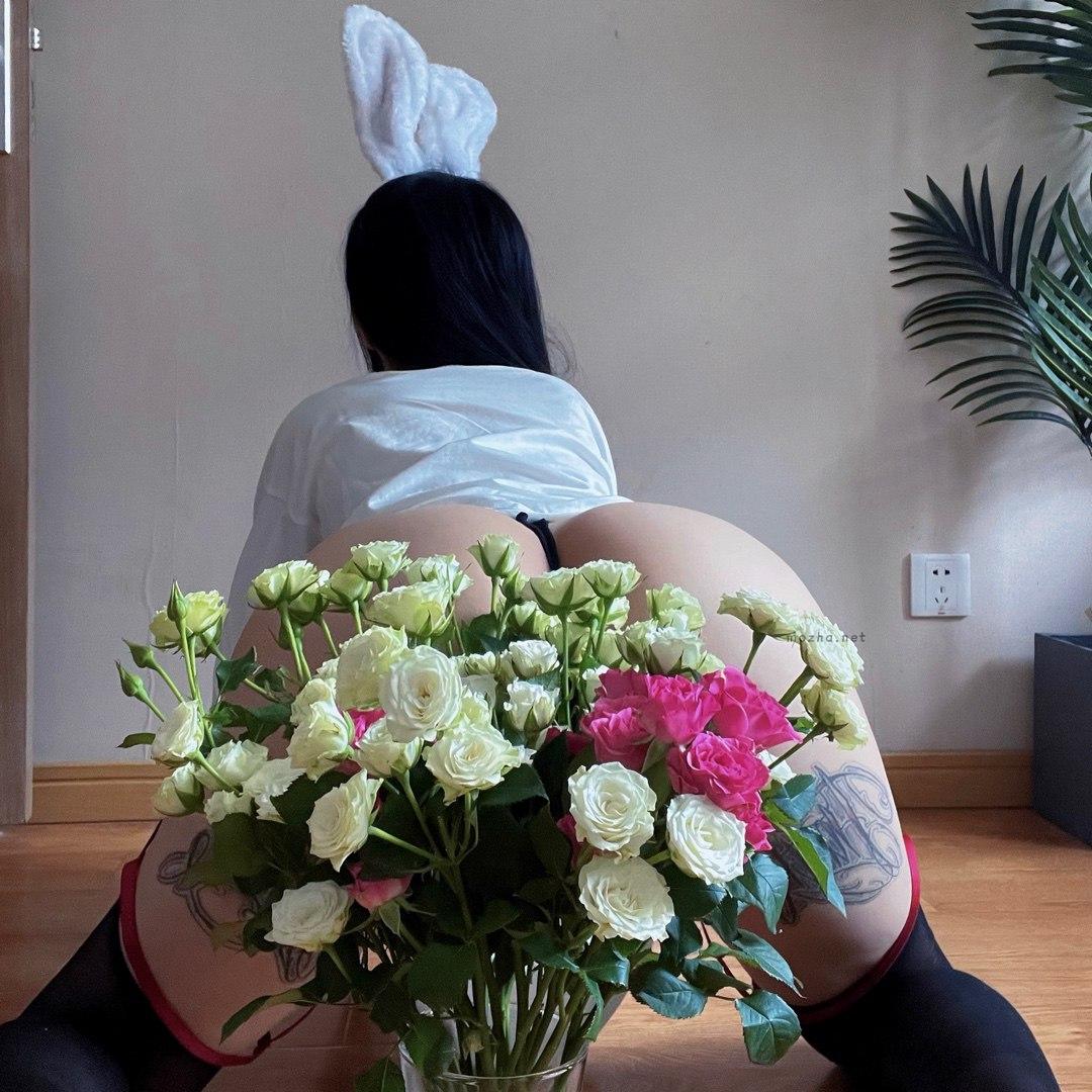 卡通百科老王 – 黑丝吊带兔耳【19P】